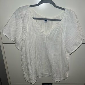 Old Navy Flutter-Sleeve Embroidered
Swing Blouse - Size L